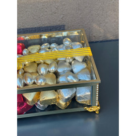 25x17 CM METAL DİKDÖRTGEN CAM KUTUDA ANTEP FISTIKLI MİNİ KALP ÇİKOLATA VE DRAJE